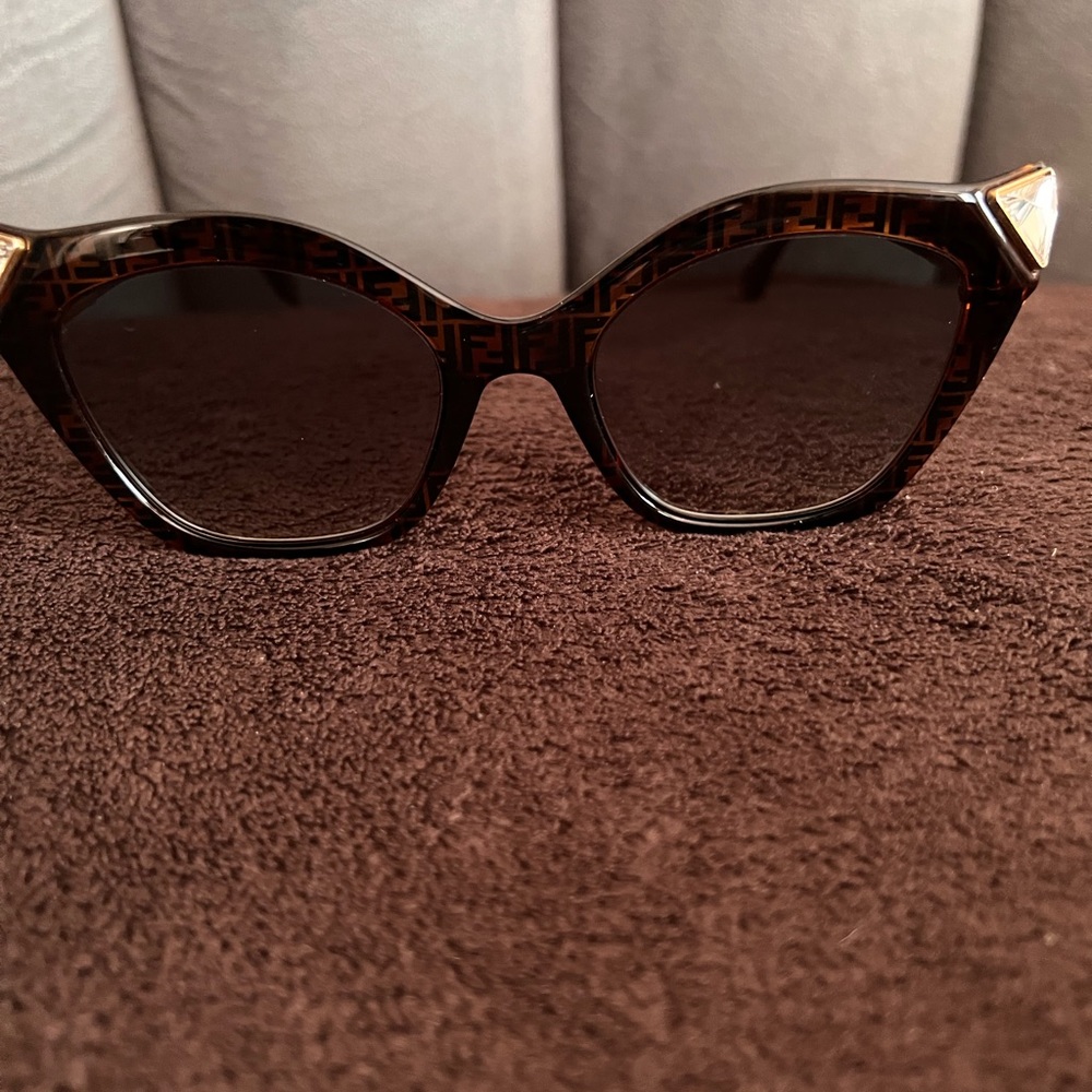 Fendi cat eye dark Havana sunglasses. Authentic and brand new. Perfect condition - Picture 2 of 10